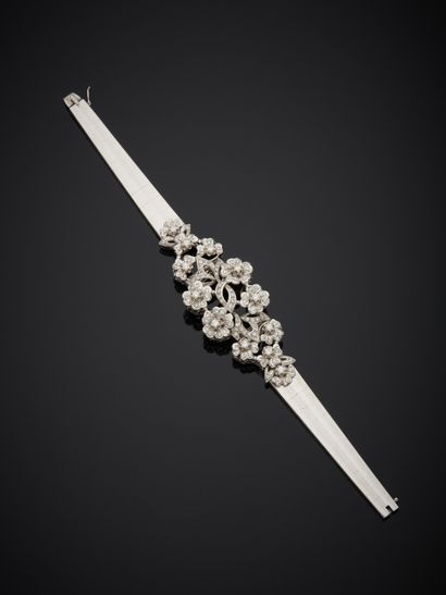null Bracelet en or gris 18K 750‰, décoré en son centre d’un motif floral serti de...