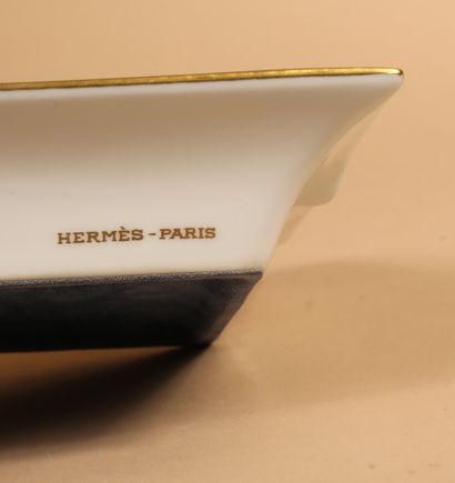 null HERMES Paris 
Cendrier en porcelaine à décor polychrome d'un cheval et frises...