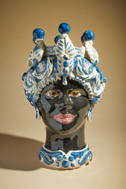 null Vase tête de Maure en faïence polychrome 
Travail moderne italien 
H. 41 cm