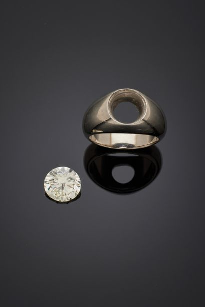 null Bague jonc en or gris 18K 750‰, parée d’un diamant brillanté pesant 4,06 carats,...