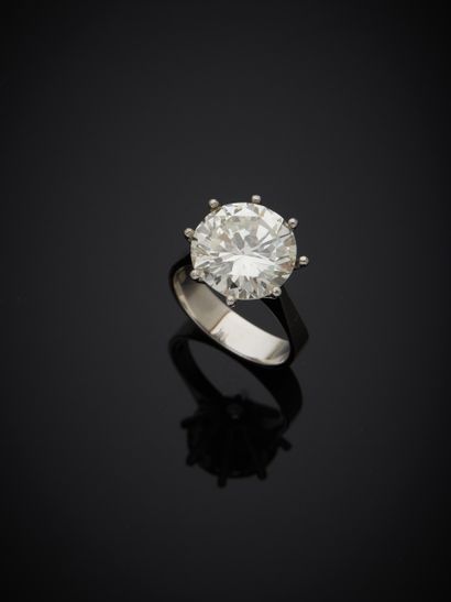 null Solitaire en or gris 18K 750‰, orné d’un diamant brillanté pesant 9,06 carats,...