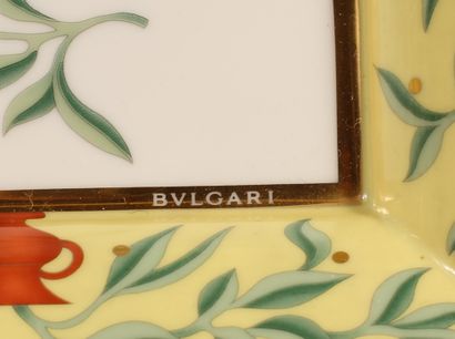 null BULGARI, TIFFANY 
Vide poche en porcelaine à décor polychrome de vases et feuilles...