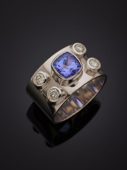 null Bague jonc plat en or gris 18K 750‰, parée d’une tanzanite (traitée) de forme...