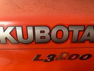 null Tracteur KUBOTA L3200
avec chargeur frontal LA463 et broyeur à fléaux FERRI
Bon...