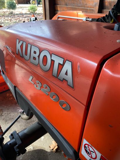 null Tracteur KUBOTA L3200
avec chargeur frontal LA463 et broyeur à fléaux FERRI
Bon...