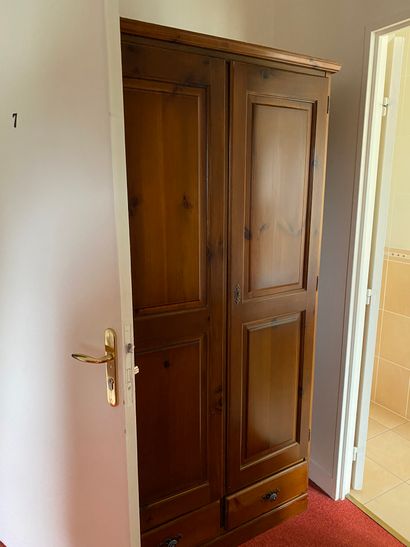 null Lit double
Bureau + 1 miroir
armoire

(Chambre 5)