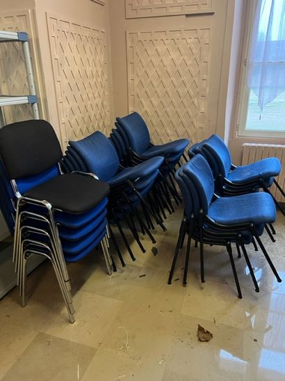 null Lot de 25 chaises bleues déparaillées
