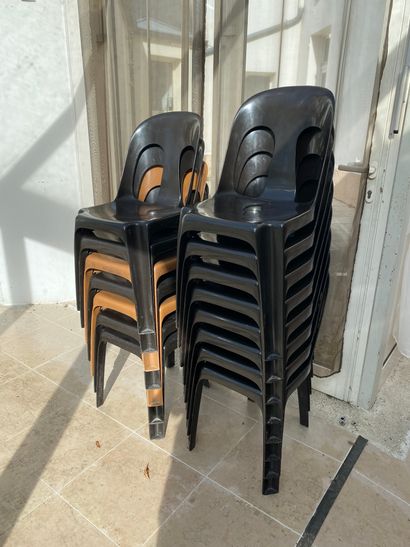 null 15 chaises plastique noir empilables