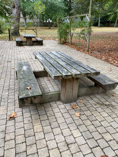 null 5 tables picnic avec bancs solidaires en bois massif 
70 x 200 x 200 cm