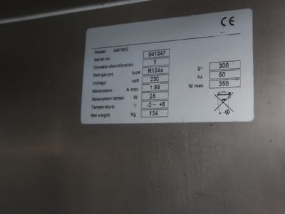 null Armoire réfrigérée inox à froid positif
Modèle GN700C 
Vendue avec 2 grilles...