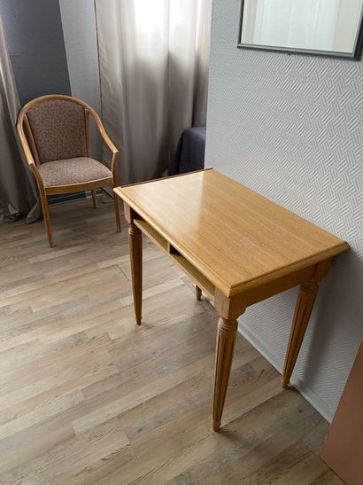 null Lit double
Lit simple
bureau fauteuil et miroir

(chambre 14)