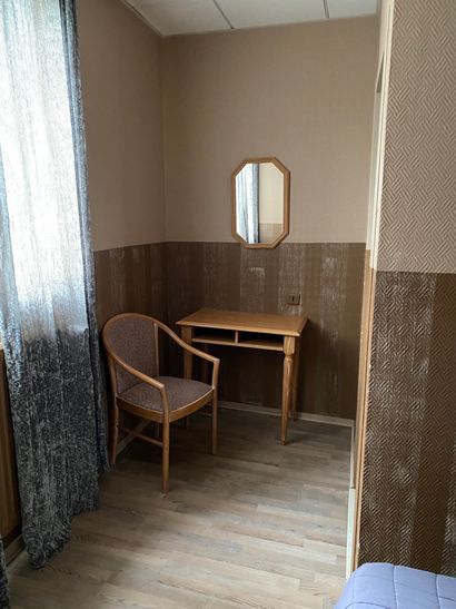 null Bureau fauteuil et miroir
Lit double

(chambre 16)