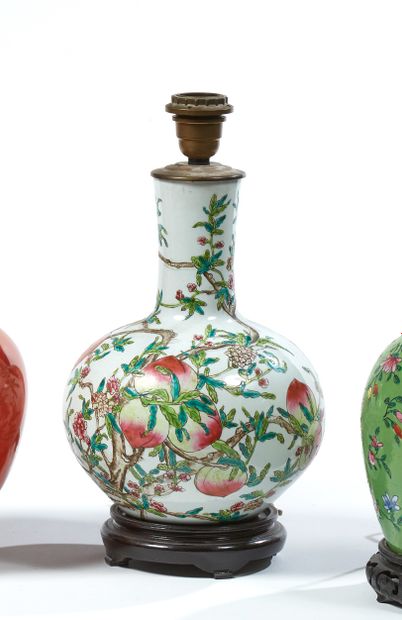 null CHINE, XXe siècle 
Vase à long col en porcelaine blanche à décor polychrome...