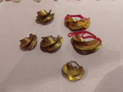 null Lot de bijoux de style Peul en feuille de bronze comprenant deux bracelets et...