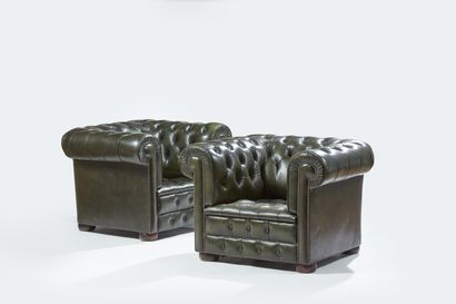 null Paire de fauteuils Chesterfiled en cuir vert capitonné 
75 x 107 x 89 cm environ
Usures
Provenance...
