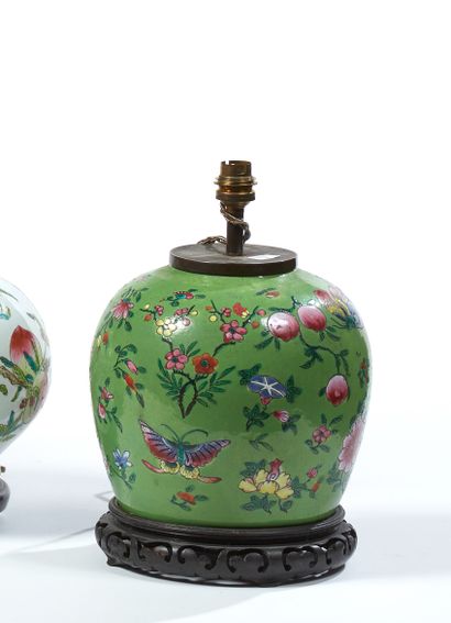 null Chine XXe siècle 
Pied de lampe en porcelaine à décor polychrome de fleurs et...