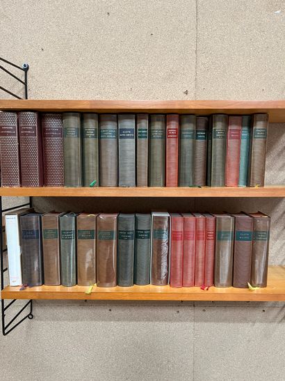 null Lot 32 volumes de la pléiades dont Histoire Universelle, Mérimée, Baudelaire,...