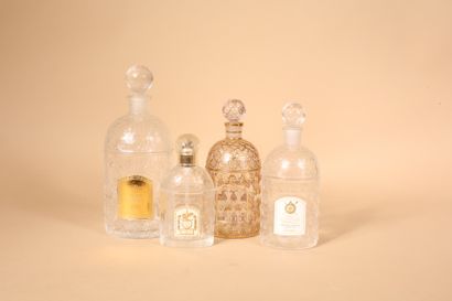 null * GUERLAIN 
Quatre flacons de parfum en verre moulés à décor de motifs géométriques...