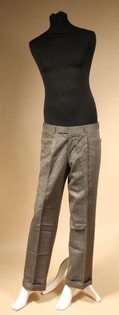 null Deux pantalons d'homme
HERMES, en velours gris à fines côtes, taille 48 environ
CIFONELLI,...