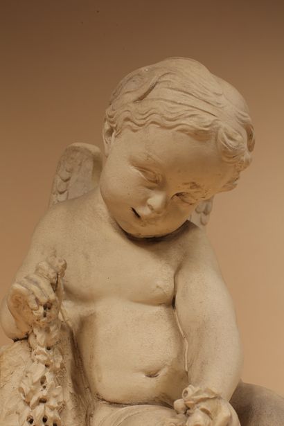 null * Putti riant, tenant une guirlande de fleurs
Plâtre
H. 44 cm