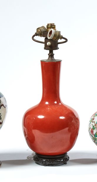 null Chine, XXe siècle
Vase à long col en porcelaine émaillé corail 
Adapté à l'électricité,...