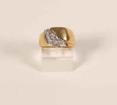 null Lot comprising:
Ring in 18K yellow gold 750‰ and platinum, set with a red stone...