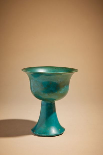 null CHINE - XVIIe siècle 
Vase reposant sur un piédouche en porcelaine céladon turquoise...