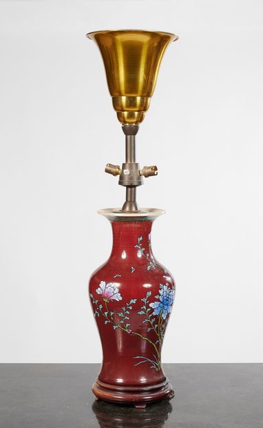 CHINE
Vase en porcelaine à décor polychrome...
