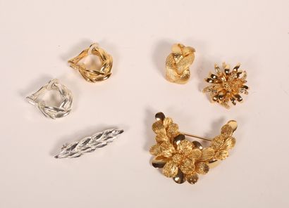 null Lot de bijoux fantaisie en métal doré et argenté comprenant quatre colliers,...