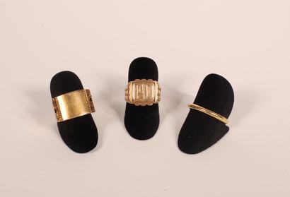 null Lot including:
Two signet rings in 18K yellow gold 750‰, one of which is figured.
A...