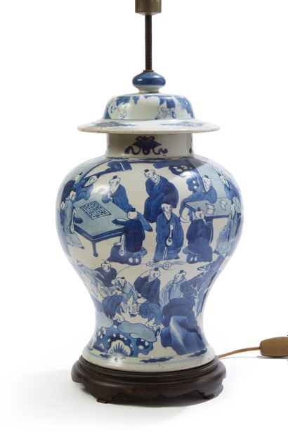 null CHINA 
Covered porcelain vase decorated in blue underglaze with palace scenes...