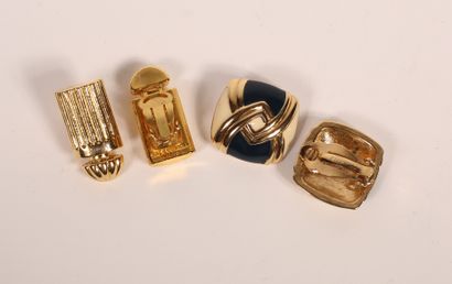 null Lot of costume jewelry including : 
BALENCIAGA
Pair of bottle-shaped ear clips...
