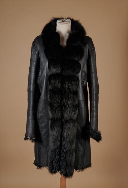 null Georges RECH 
Black shiny goat skin, woollen, fox fur trim in color, two pockets...