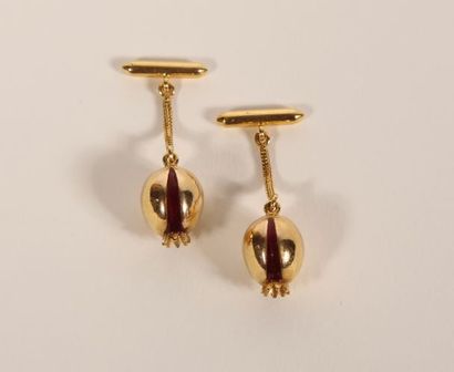 null Pair of cufflinks in 18K yellow gold 750‰, adorned with a pomegranate motif,...