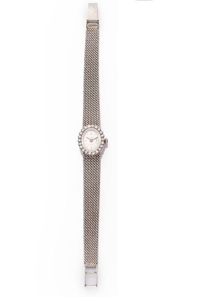null Ladies' wristwatch in 18K white gold 750‰, oval shape, bezel set with eight-eighths-cut...
