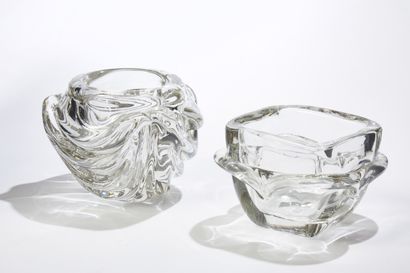 SCHNEIDER 
Deux vases en cristal pressé moulé....