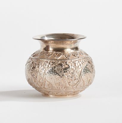 null India, 20th century 
Silver 800‰ ball vase decorated with elephants alternating...