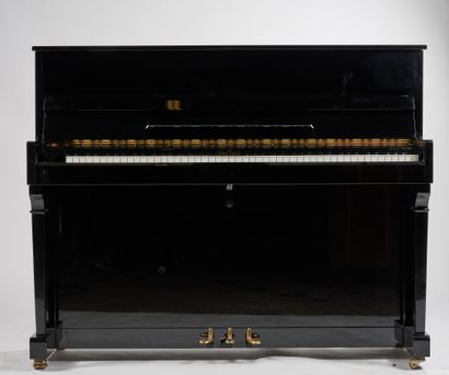 null CARL EBEL n°37890 
Black lacquered wood upright piano 
116 x 143 x 48 cm 
A...