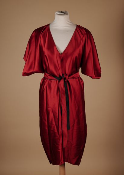null MAISON RABIH KAYROUZ
Kimono-inspired garnet-red artificial satin dress, pointed...