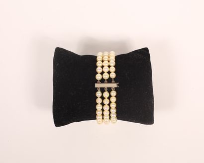 null Bracelet composé de trois rangs de perles de culture en choker, enfilées sur...