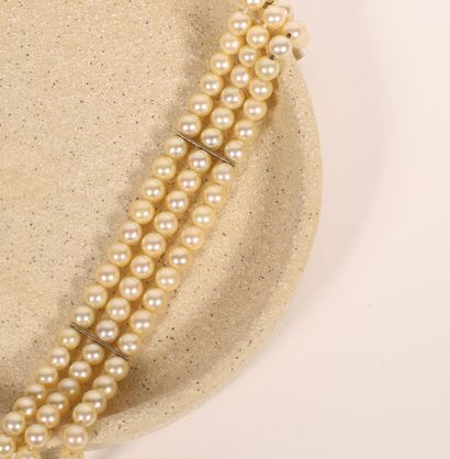 null Bracelet composé de trois rangs de perles de culture en choker, enfilées sur...