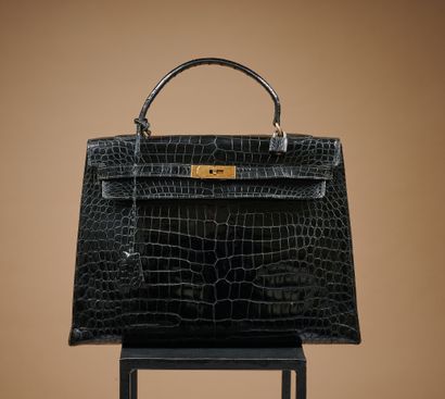null HERMES Paris Made in France circa 1975. 
35 cm "Kelly" bag in glossy black Estuaire...