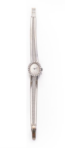 null Ladies' wristwatch in 18K white gold 750‰, the oval-shaped case surrounded by...
