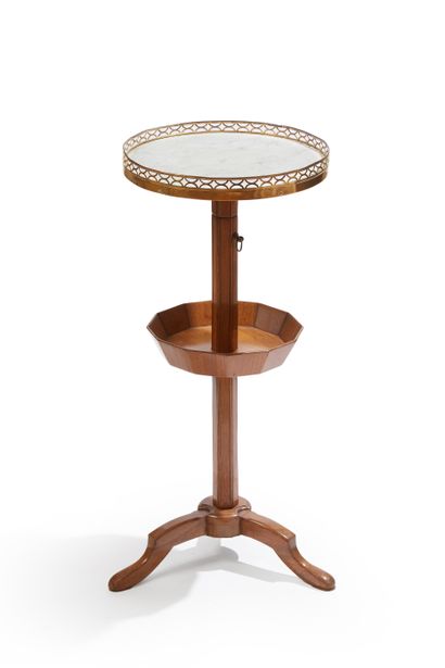 null Circular mahogany pedestal table, the rack-and-pinion shaft supporting a white...