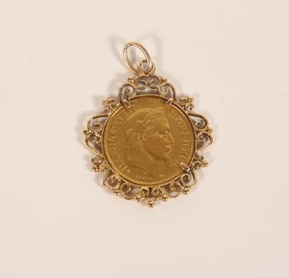 null Lot comprenant :
Pendentif en or jaune 18K 750‰, paré d’une pièce de 10 francs.
Bracelet...