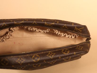 null LOUIS VUITTON circa 1970
Toilet bag in Monogram canvas with coated interior....