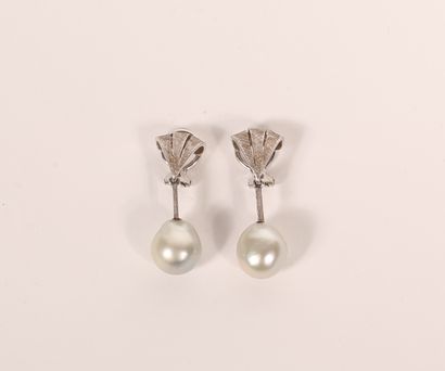 null Pair of ear clips in 18K white gold 750/000 and baroque pearl pendants surmounted...