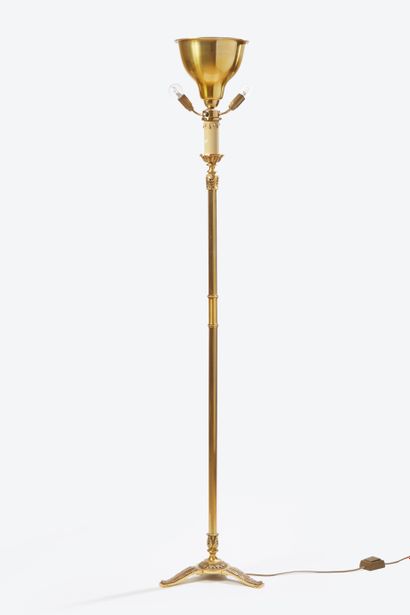 null Gilt bronze floor lamp with fluted shaft on a tripod base, Louis XVI style
168...