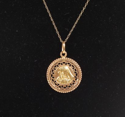 null Lot including:
18K yellow gold 750‰ medal, openwork, adorned with a veiled virgin,...