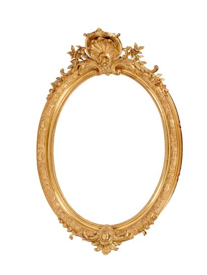 Miroir ovale en bois et stuc doré, à décor...